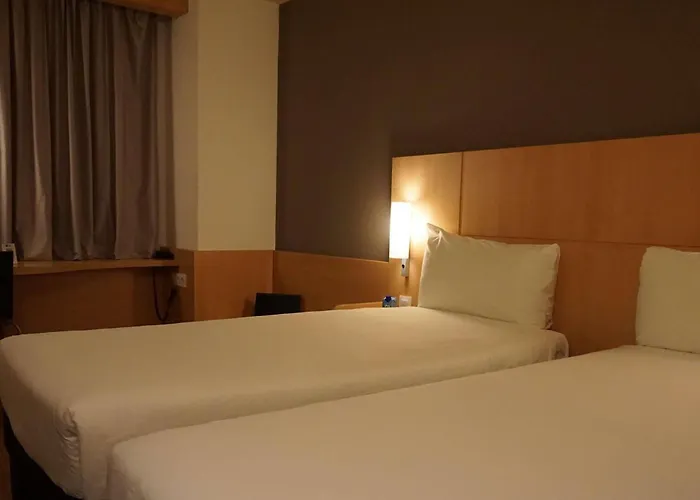 赫罗纳宜必思酒店 酒店 2*