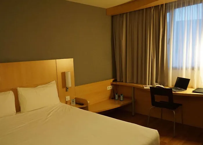 Готель Ibis Жерона